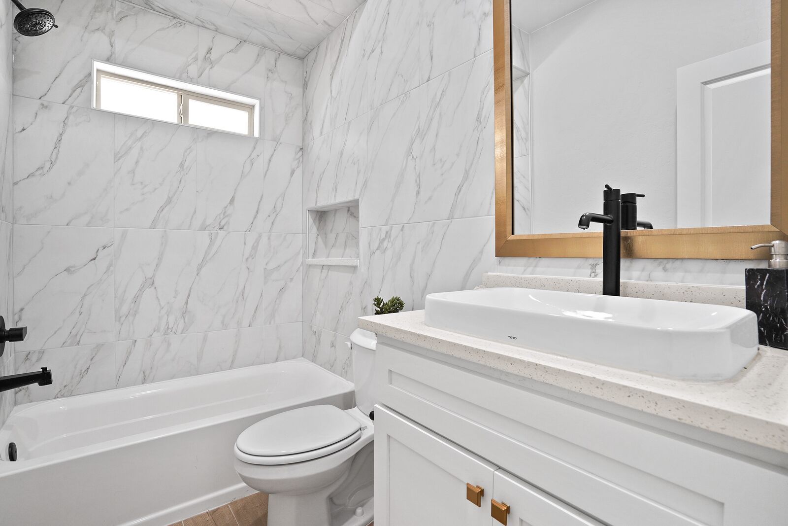 Secondary Bath &mdash; Diamond Homes
